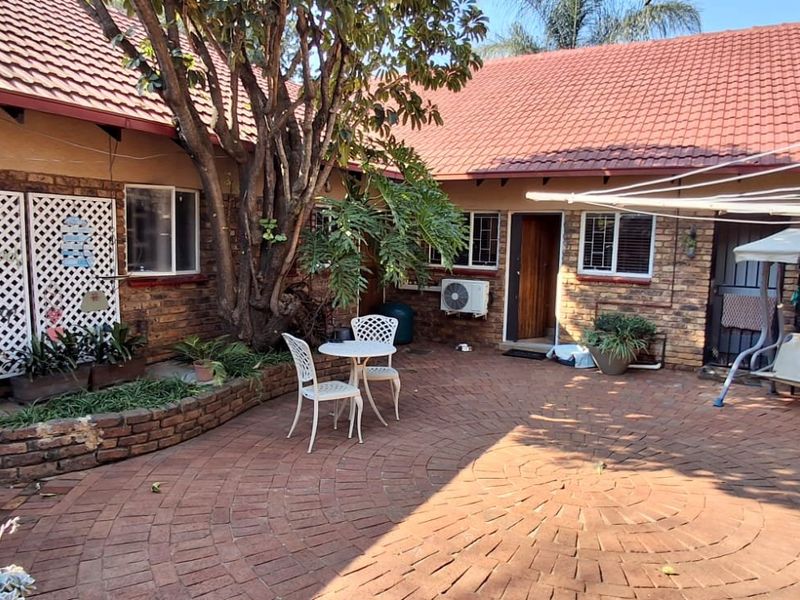 STUNNING 4 BED HOUSE PLUS POOL FOR SALE - Photo 2