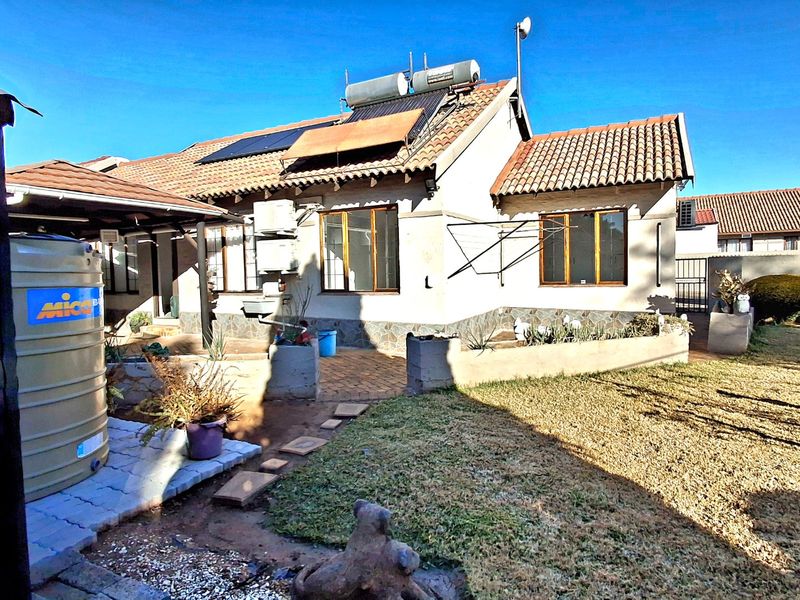 3-Bedroom, 2-Bathroom Pet-Friendly Lock-Up-and-Go in a Popular Estate with Solar Power - Photo 1