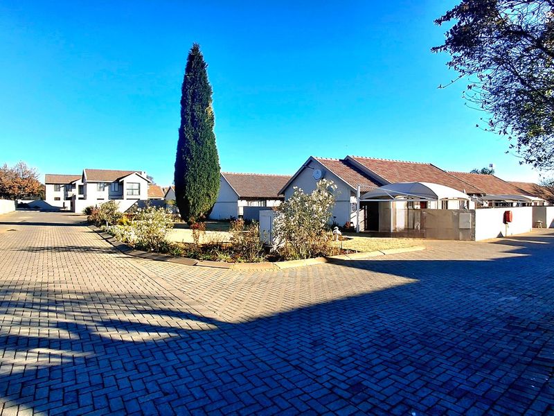 3-Bedroom, 2-Bathroom Pet-Friendly Lock-Up-and-Go in a Popular Estate with Solar Power - Photo 4