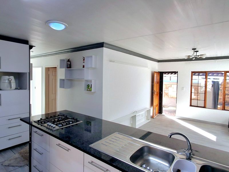 3-Bedroom, 2-Bathroom Pet-Friendly Lock-Up-and-Go in a Popular Estate with Solar Power - Photo 2