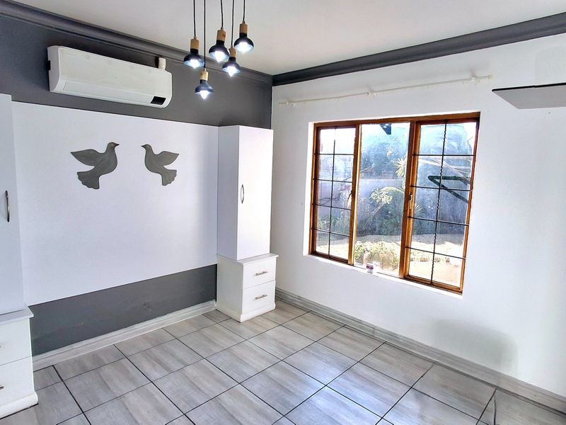 3-Bedroom, 2-Bathroom Pet-Friendly Lock-Up-and-Go in a Popular Estate with Solar Power - Photo 10