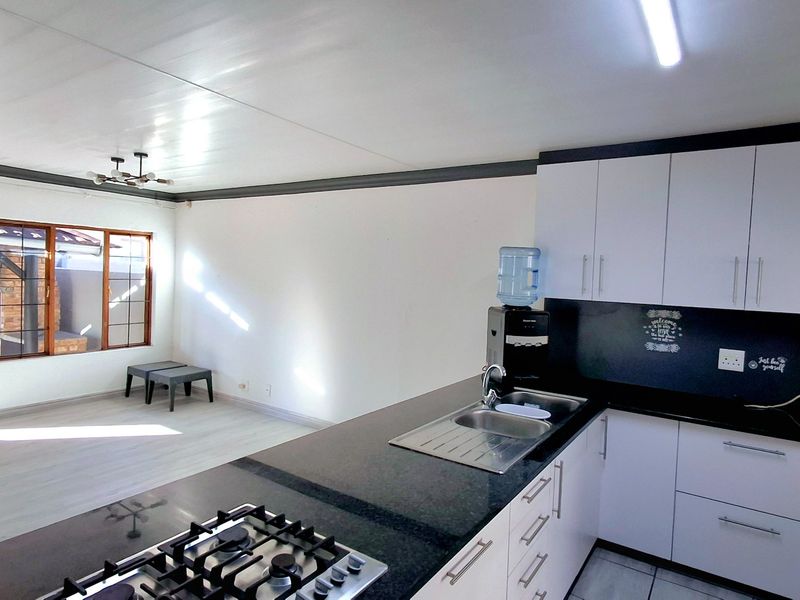 3-Bedroom, 2-Bathroom Pet-Friendly Lock-Up-and-Go in a Popular Estate with Solar Power - Photo 5