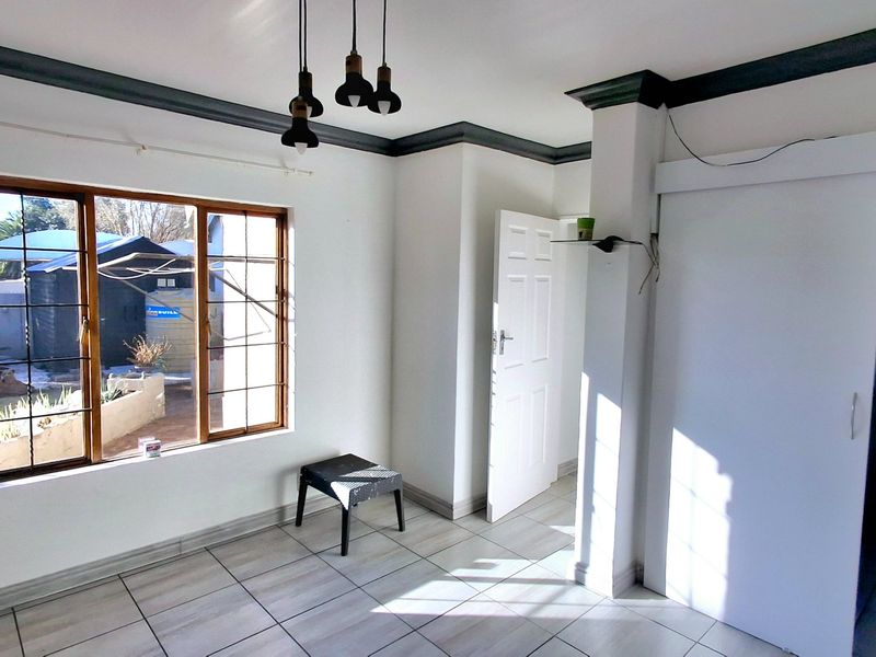 3-Bedroom, 2-Bathroom Pet-Friendly Lock-Up-and-Go in a Popular Estate with Solar Power - Photo 9