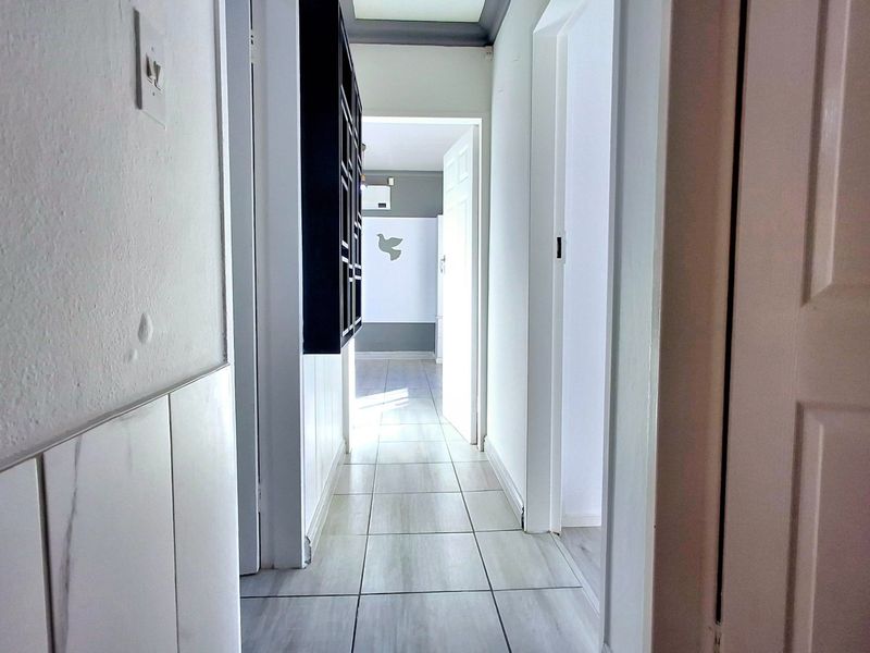 3-Bedroom, 2-Bathroom Pet-Friendly Lock-Up-and-Go in a Popular Estate with Solar Power - Photo 8