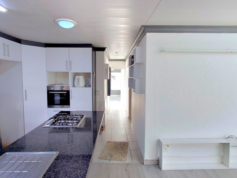 3-Bedroom, 2-Bathroom Pet-Friendly Lock-Up-and-Go in a Popular Estate with Solar Power - Photo 7