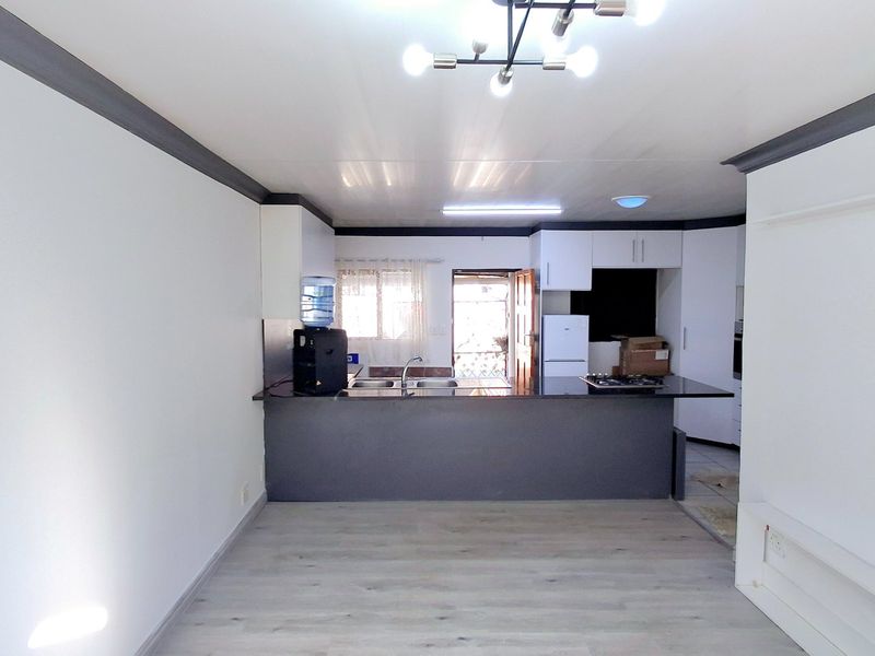 3-Bedroom, 2-Bathroom Pet-Friendly Lock-Up-and-Go in a Popular Estate with Solar Power - Photo 6
