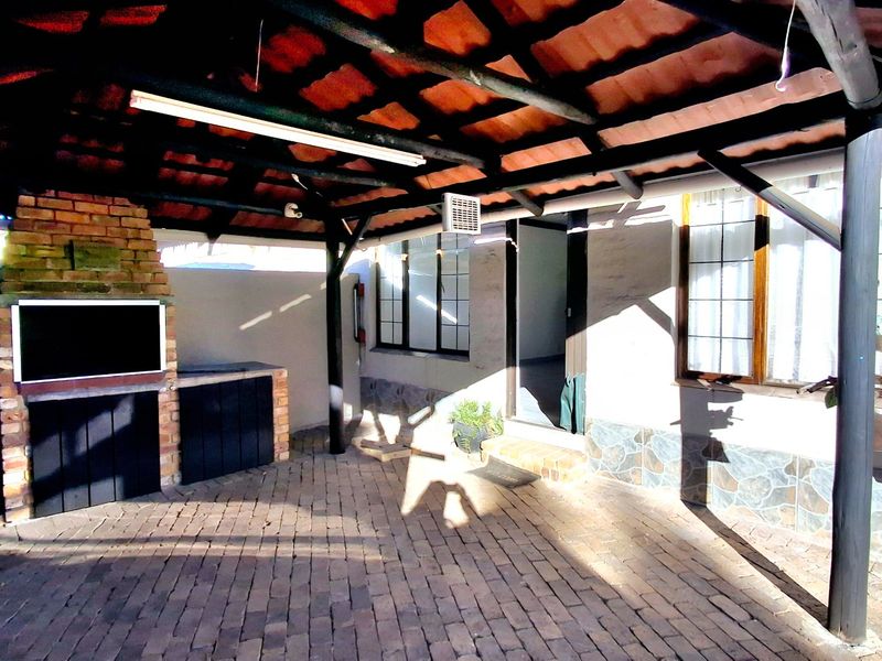 3-Bedroom, 2-Bathroom Pet-Friendly Lock-Up-and-Go in a Popular Estate with Solar Power - Photo 3