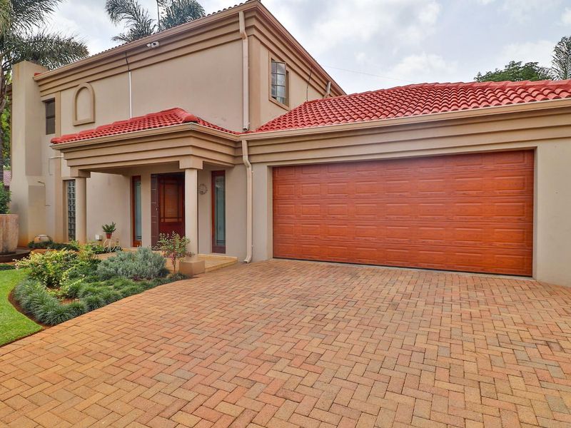 Elegant Flamwood Townhouse with Pool and Entertainer’s Touch - Photo 1