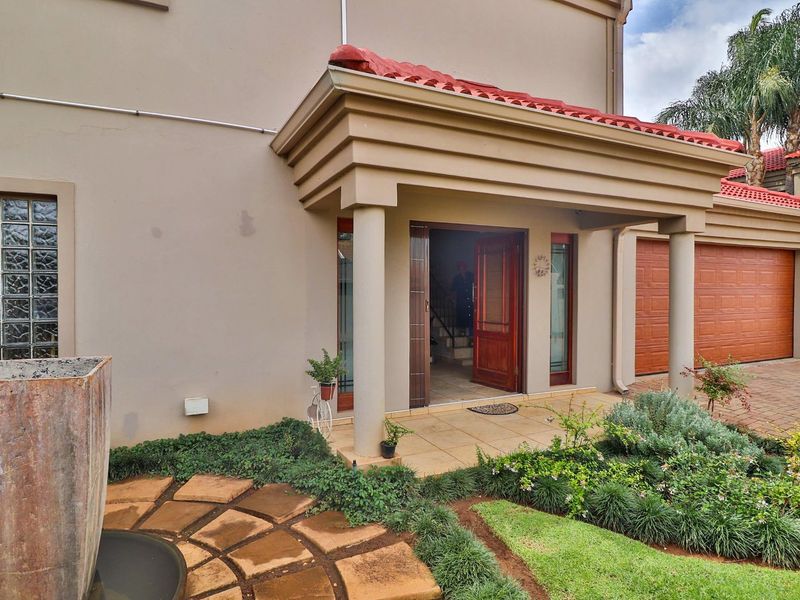 Elegant Flamwood Townhouse with Pool and Entertainer’s Touch - Photo 2