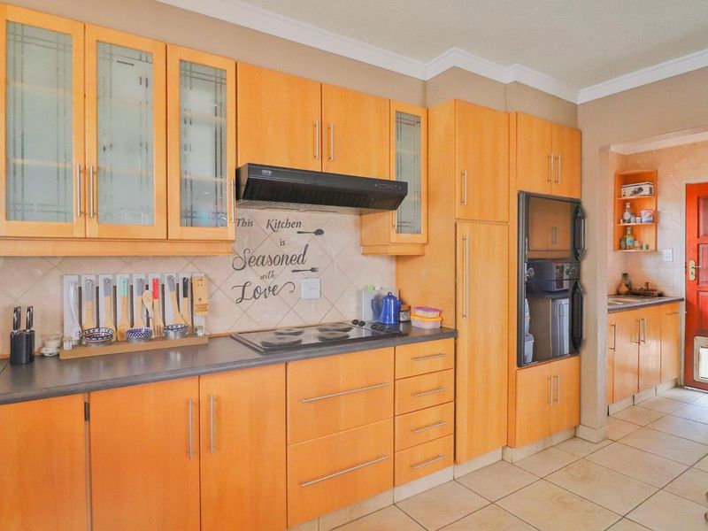 Elegant Flamwood Townhouse with Pool and Entertainer’s Touch - Photo 5