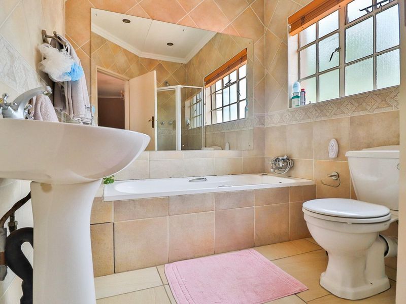 Elegant Flamwood Townhouse with Pool and Entertainer’s Touch - Photo 10