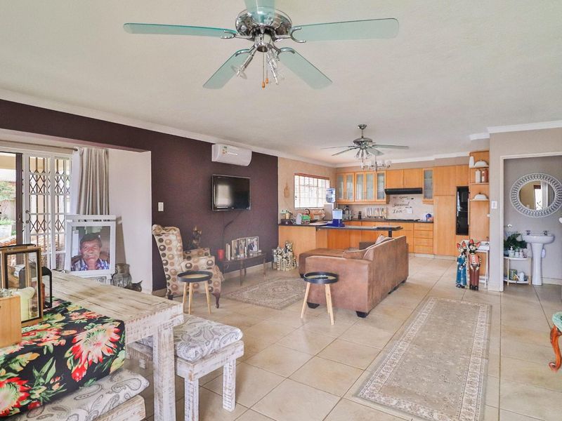 Elegant Flamwood Townhouse with Pool and Entertainer’s Touch - Photo 8
