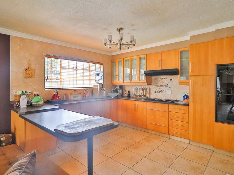 Elegant Flamwood Townhouse with Pool and Entertainer’s Touch - Photo 3