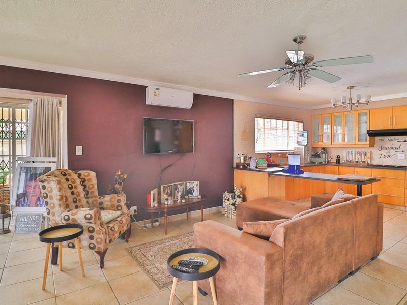 Elegant Flamwood Townhouse with Pool and Entertainer’s Touch - Photo 7