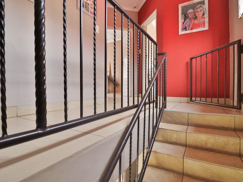 Elegant Flamwood Townhouse with Pool and Entertainer’s Touch - Photo 9