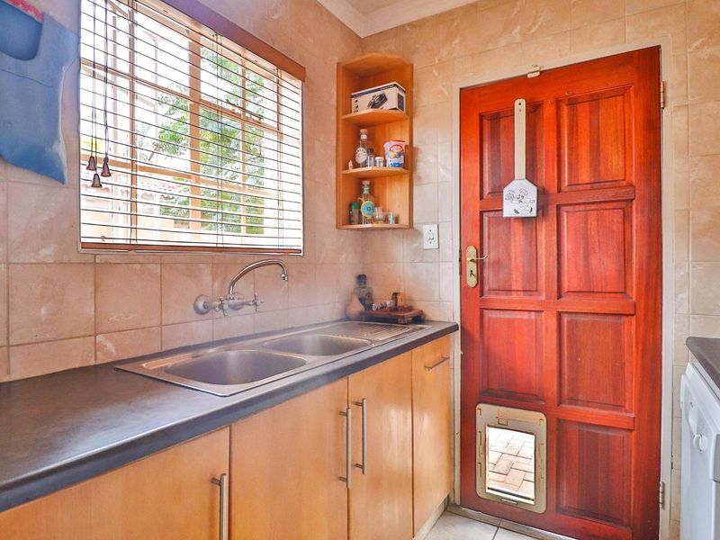 Elegant Flamwood Townhouse with Pool and Entertainer’s Touch - Photo 6