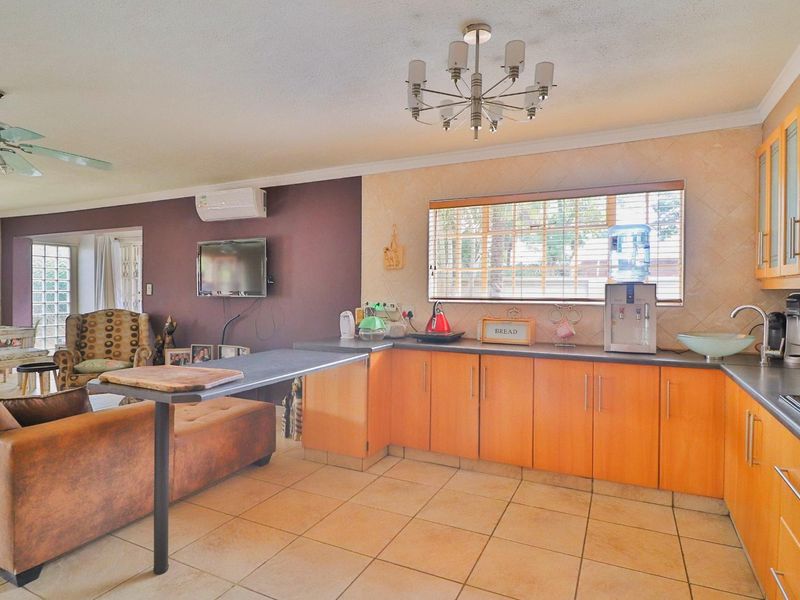 Elegant Flamwood Townhouse with Pool and Entertainer’s Touch - Photo 4