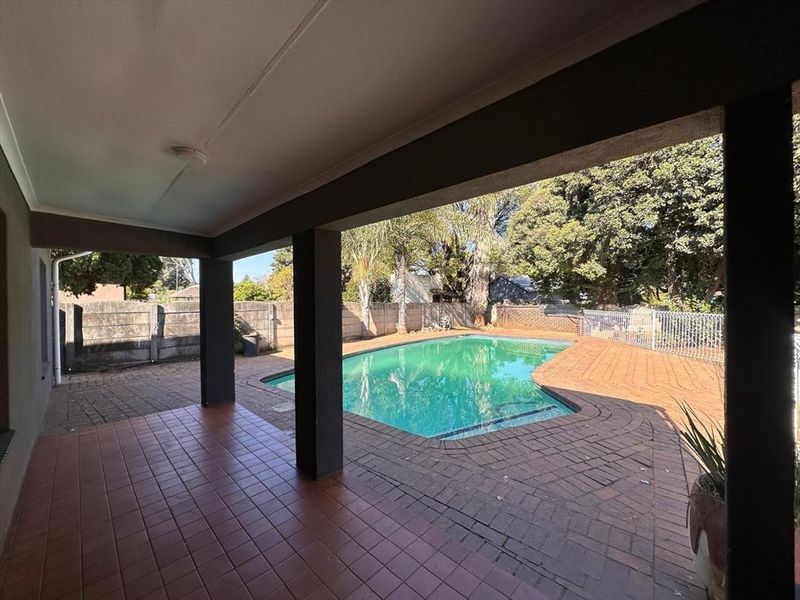 Exceptional Family Living With Endless Space - Photo 3