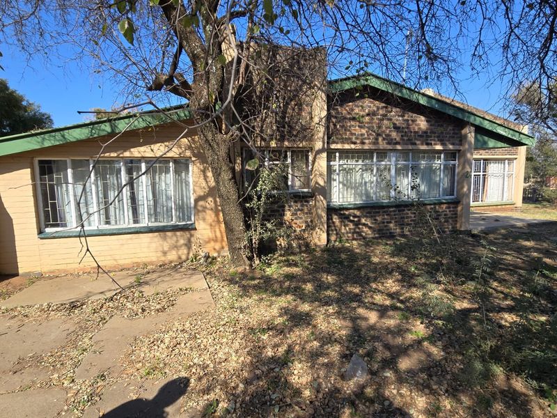 Really spacious home that is a good candidate for a renovation. - Photo 3