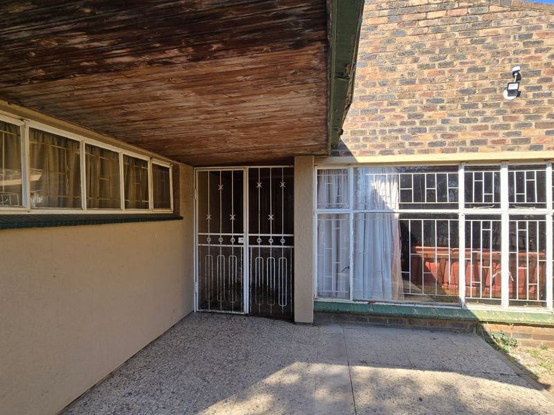 Really spacious home that is a good candidate for a renovation. - Photo 2
