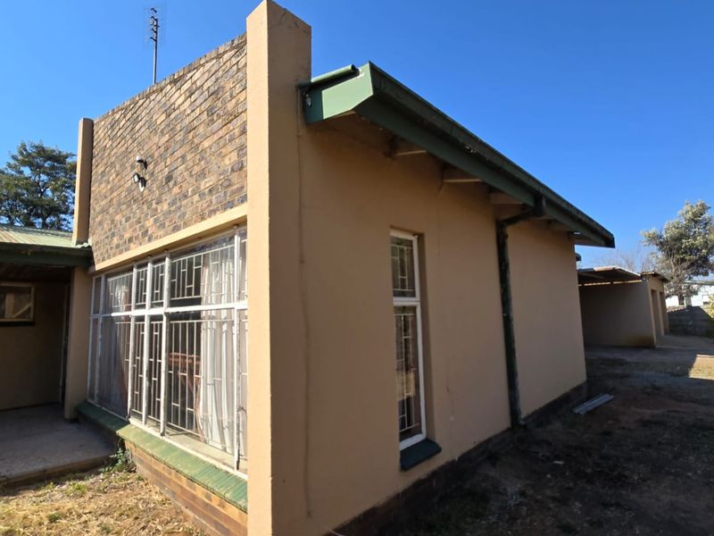 Really spacious home that is a good candidate for a renovation. - Photo 1