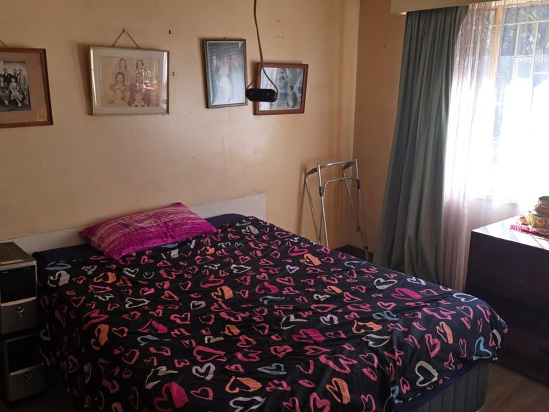 Really spacious home that is a good candidate for a renovation. - Photo 9