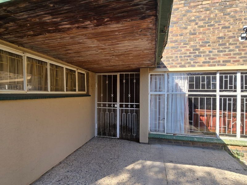 Really spacious home that is a good candidate for a renovation. - Photo 7