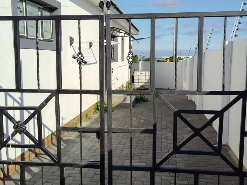 Spacious 3-Bedroom Home to Rent in Fountains Estate – Available 1 August 2026 - Photo 3