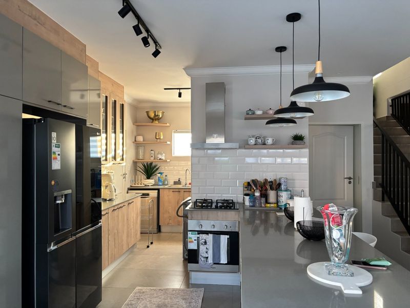 SPACIOUS AND LUXURIOUS DUPLEX 3 BEDROOMS 2.5 FULL BATHROOMS IN MONTANA AVAILABLE FOR IMMEDIATE OCCUPATION  - Photo 4