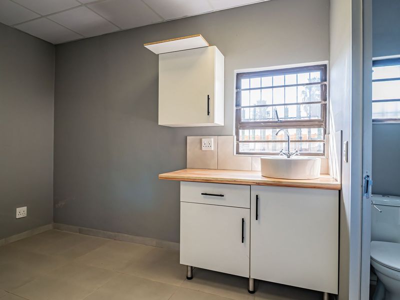 Nestled along a busting main Road in Eastleigh - perfect for your own business. - Photo 4