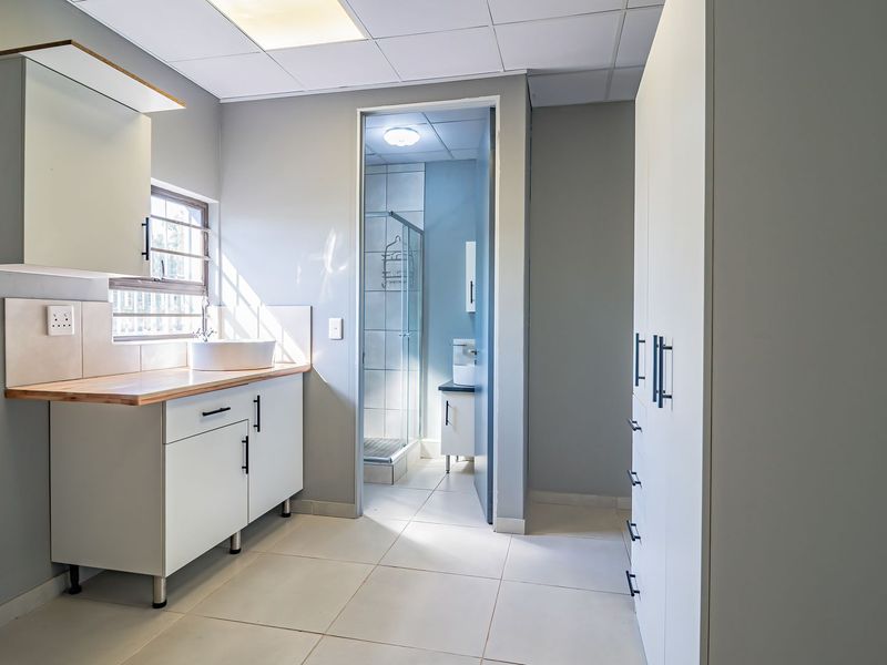Nestled along a busting main Road in Eastleigh - perfect for your own business. - Photo 2