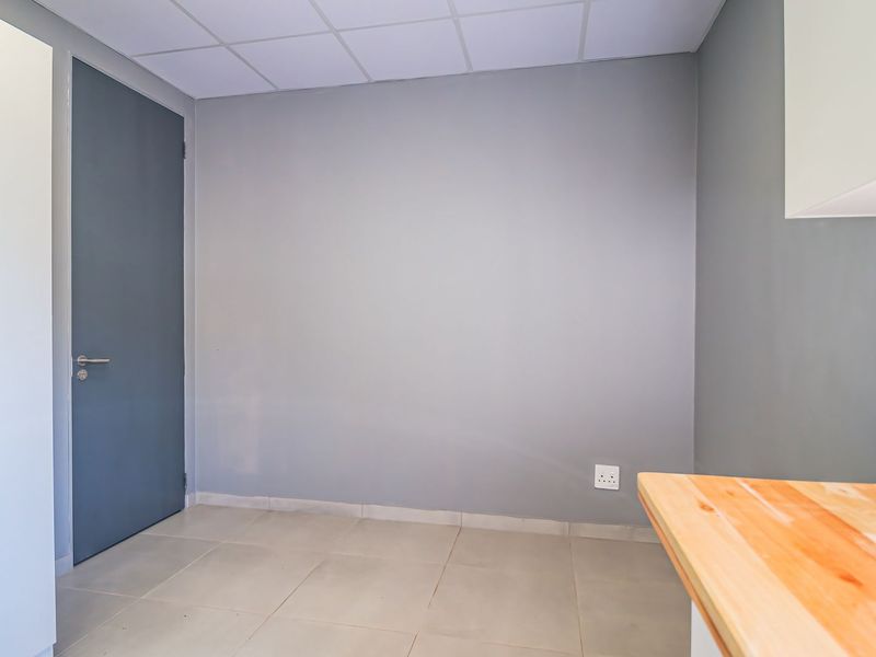 Nestled along a busting main Road in Eastleigh - perfect for your own business. - Photo 3