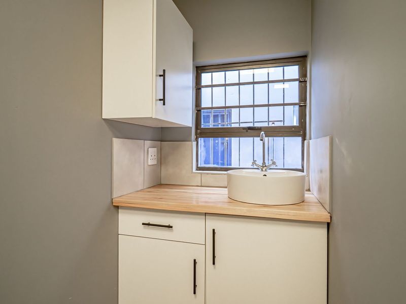 Nestled along a busting main Road in Eastleigh - perfect for your own business. - Photo 10