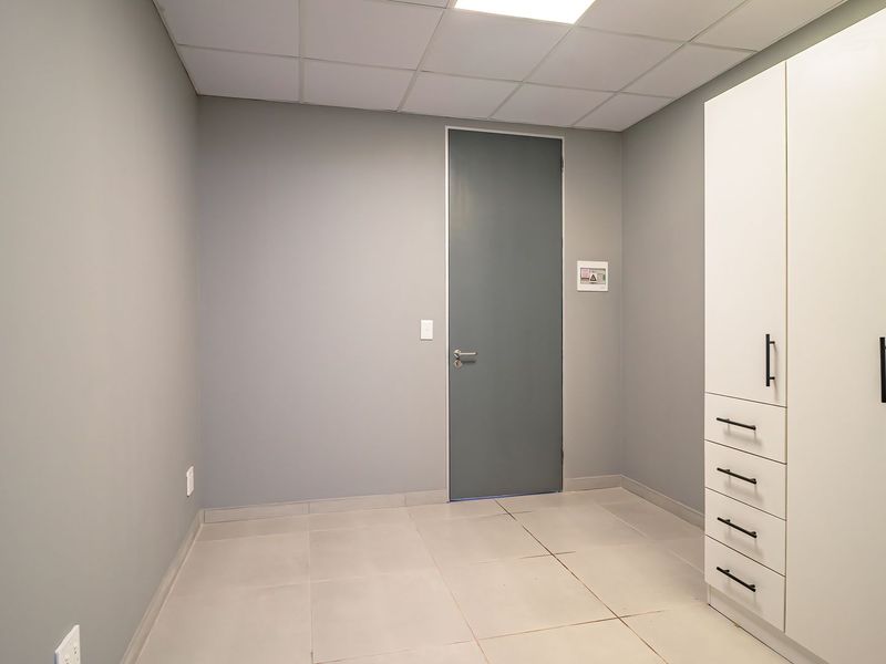 Nestled along a busting main Road in Eastleigh - perfect for your own business. - Photo 9