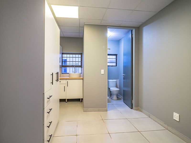 Nestled along a busting main Road in Eastleigh - perfect for your own business. - Photo 8