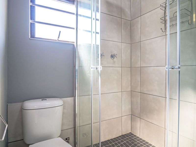 Nestled along a busting main Road in Eastleigh - perfect for your own business. - Photo 6