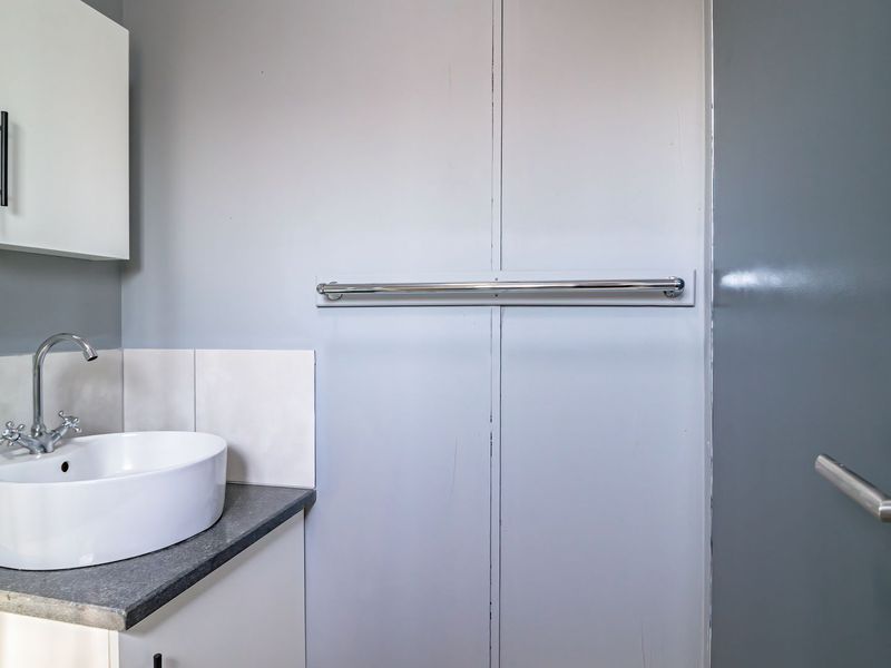 Nestled along a busting main Road in Eastleigh - perfect for your own business. - Photo 7