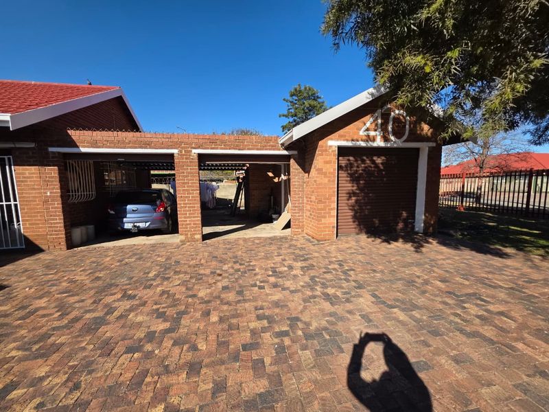 Sunny 3 Bedroom Home in Vanderbijlpark Se 6 - Photo 2
