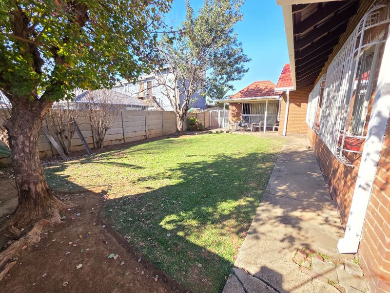 Sunny 3 Bedroom Home in Vanderbijlpark Se 6 - Photo 3