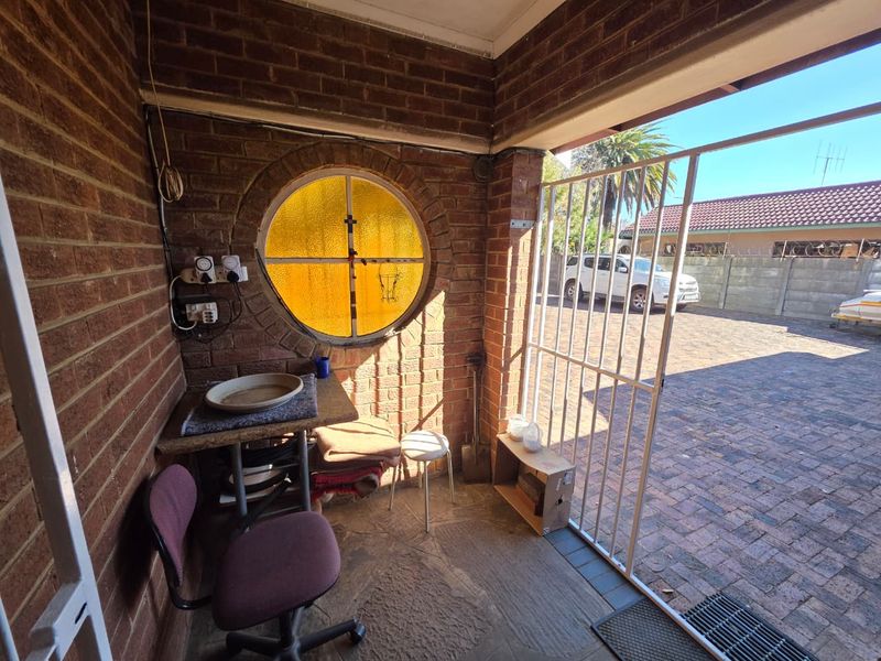 Sunny 3 Bedroom Home in Vanderbijlpark Se 6 - Photo 4