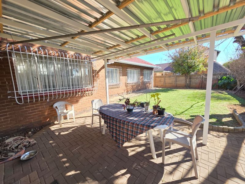Sunny 3 Bedroom Home in Vanderbijlpark Se 6 - Photo 8