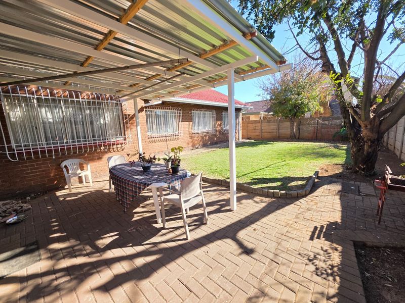 Sunny 3 Bedroom Home in Vanderbijlpark Se 6 - Photo 7