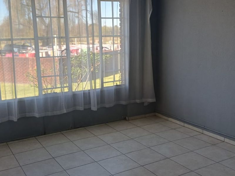 Open Plan Ground Floor Apartment in Impala Park, Boksburg - Photo 5