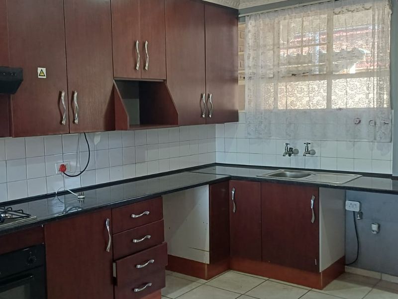 Open Plan Ground Floor Apartment in Impala Park, Boksburg - Photo 8