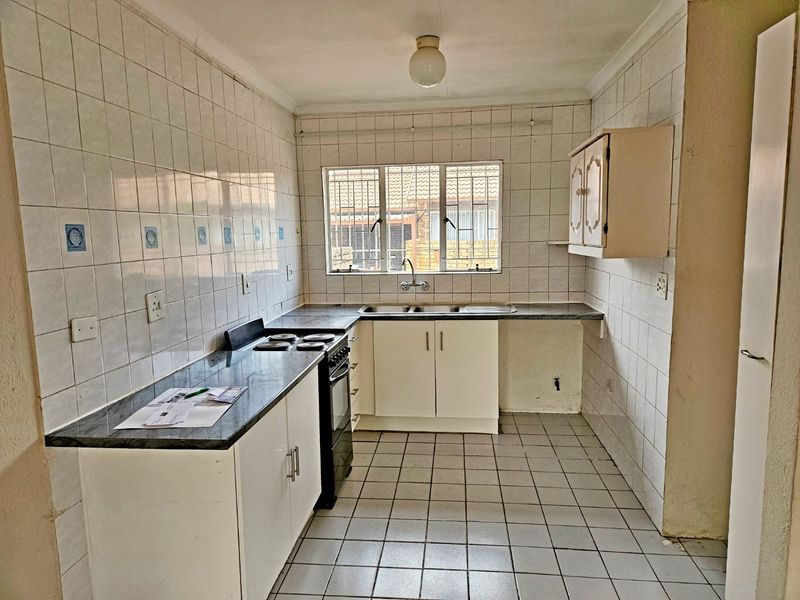 Charming 2-Bedroom Simplex for Sale - Photo 5