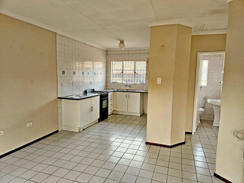 Charming 2-Bedroom Simplex for Sale - Photo 3