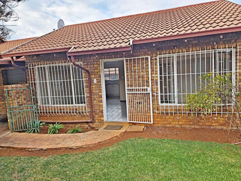 Charming 2-Bedroom Simplex for Sale - Photo 1