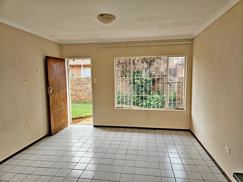 Charming 2-Bedroom Simplex for Sale - Photo 10