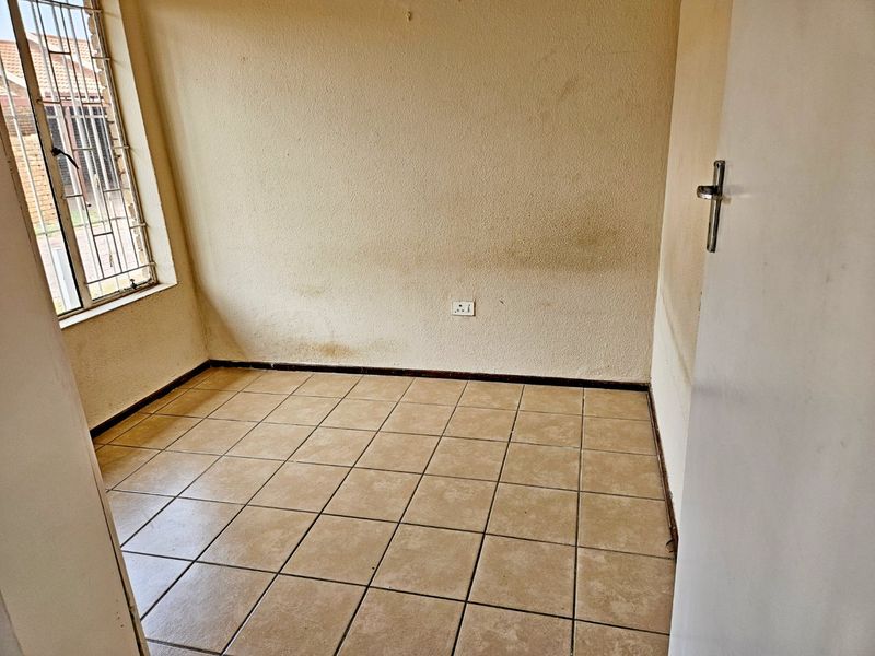 Charming 2-Bedroom Simplex for Sale - Photo 8
