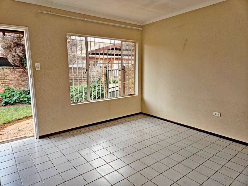 Charming 2-Bedroom Simplex for Sale - Photo 7
